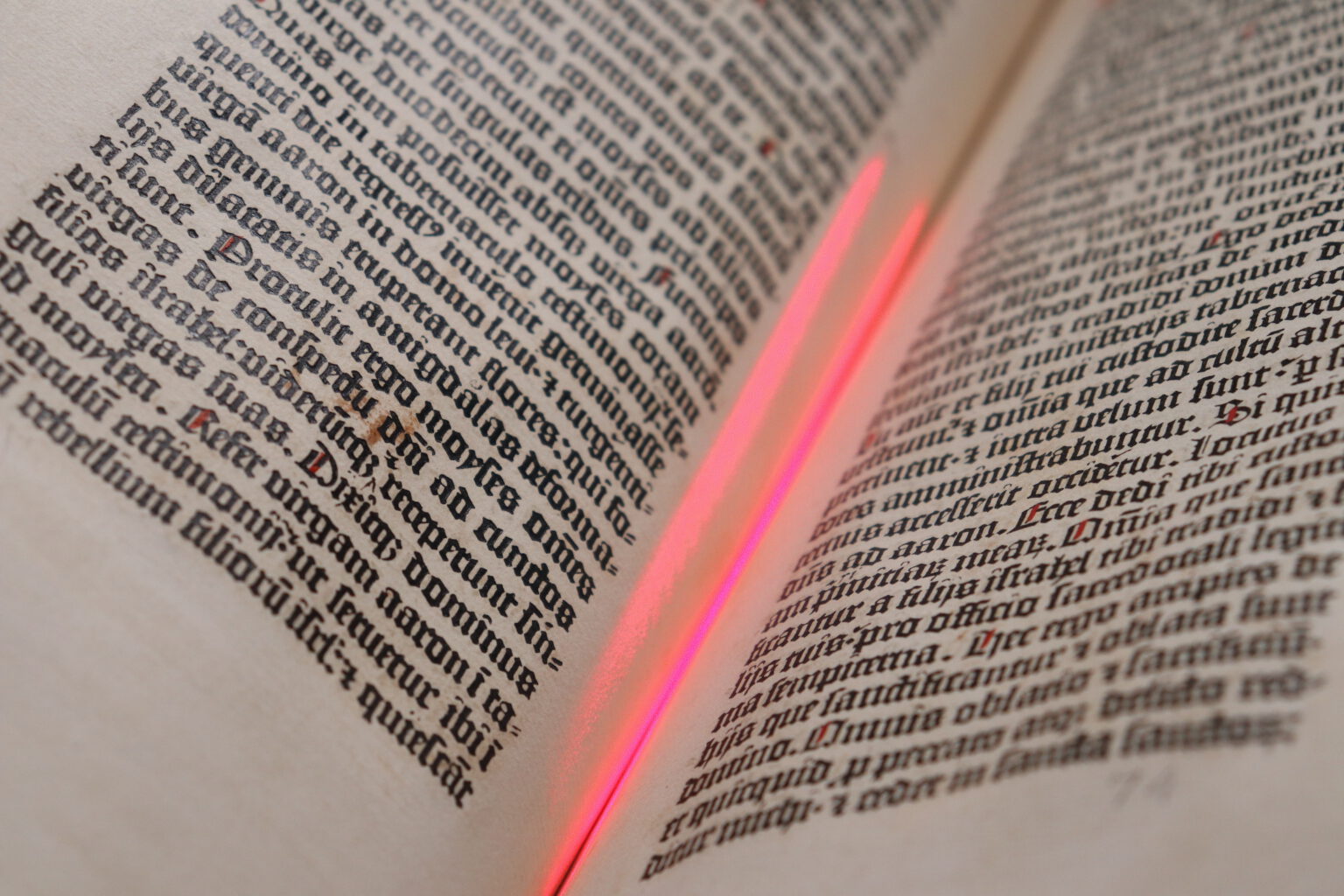 Die-Seiten-der-Gutenberg-Bibeln-im-Buchscanner-1-1536x1024.jpg